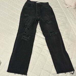 I am selling these black straight leg jeans. Brand new condition!!